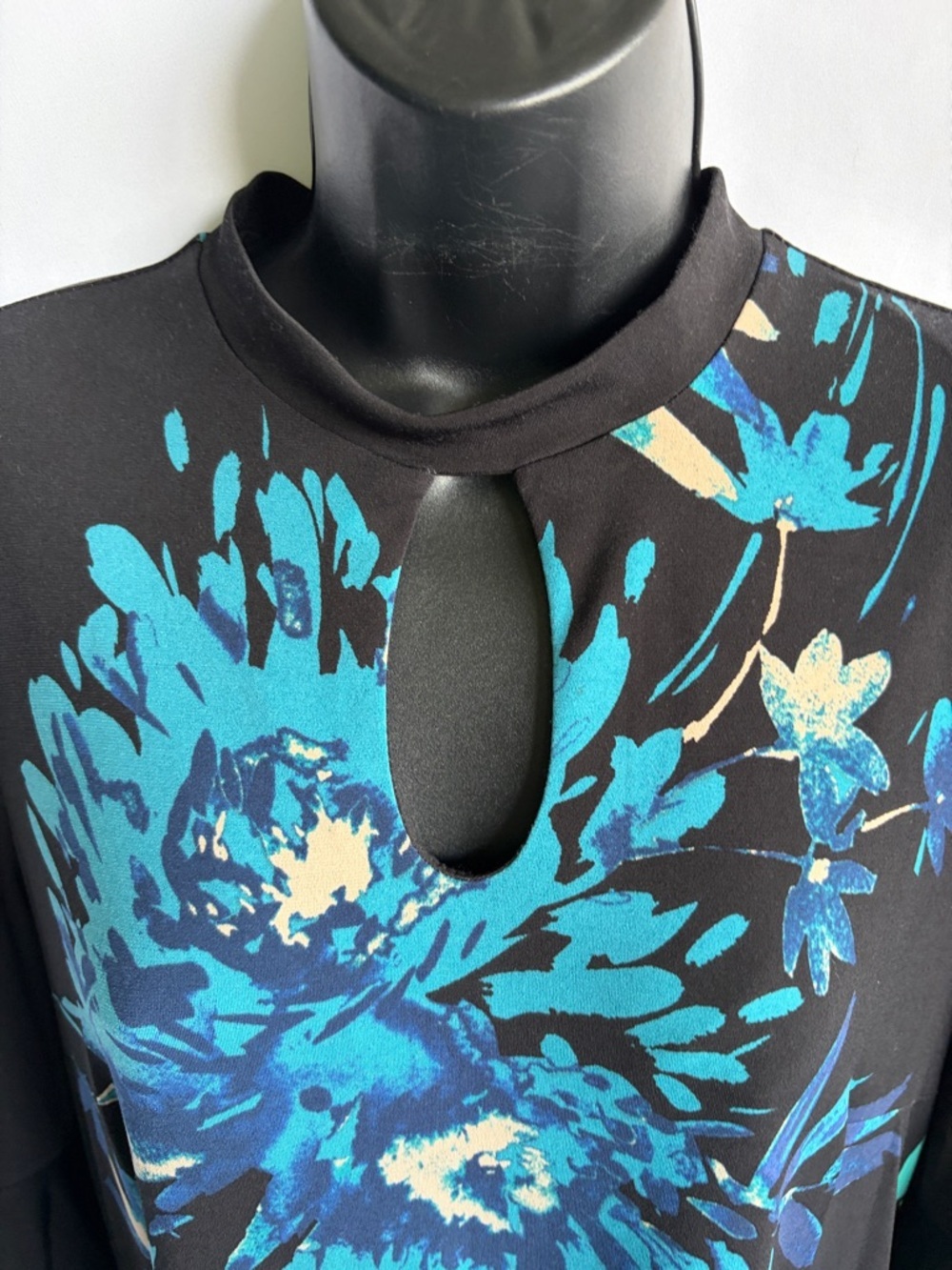 Roz & Ali Floral Print 3/4 Bell Sleeve, keyhole collar, sz M, 19” PTP, 37” L - Picture 3 of 7